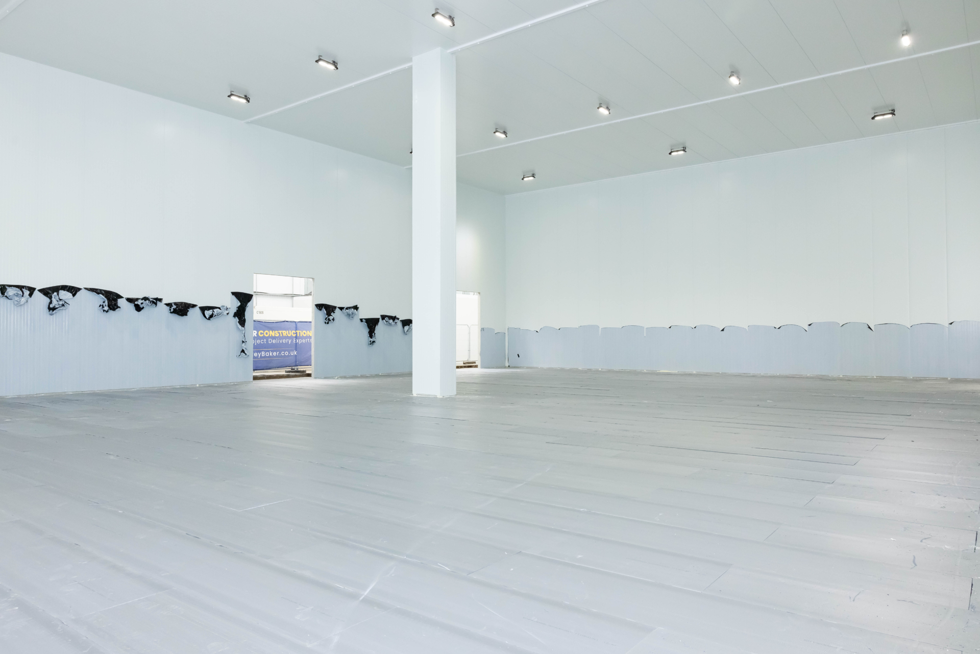 Installation of insulated wall and ceiling panels for -22c cold store