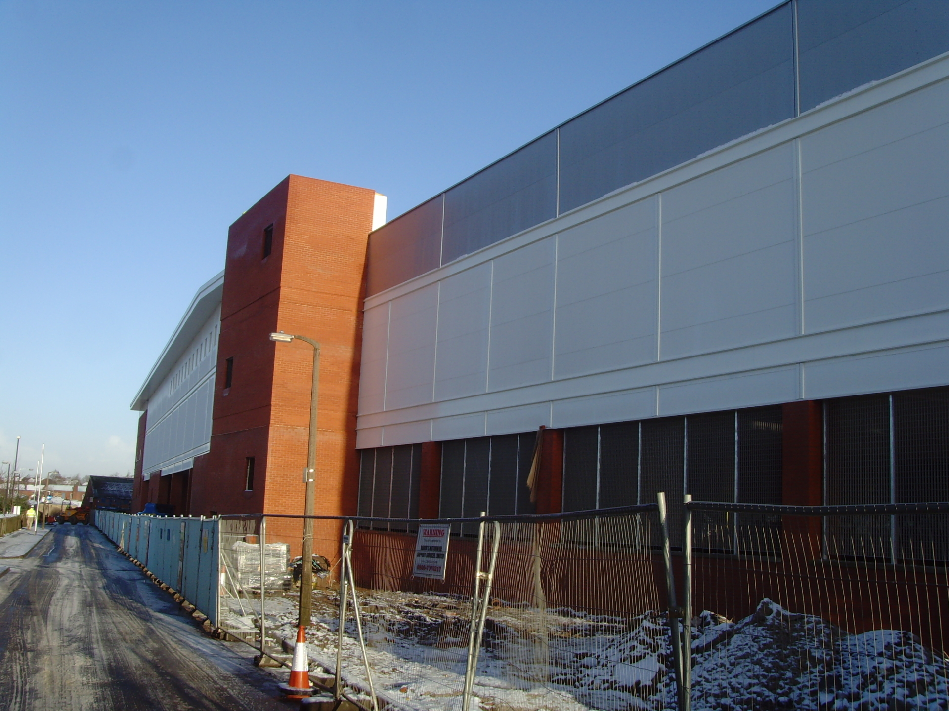 External insulated panel envelope installation at Tesco Oldham by Ambrey Baker
